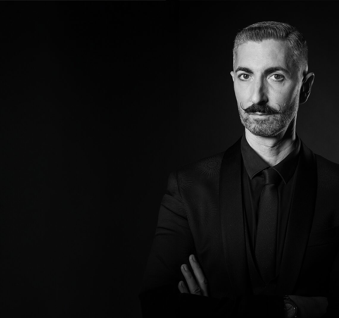 Ritratto di Toni Belfatto su fondo scuro