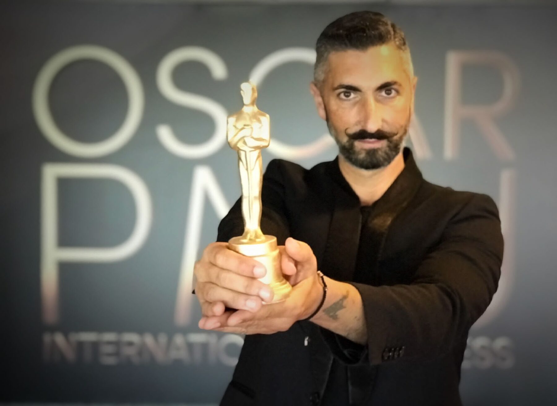 Toni Belfatto con la statuetta dell'Oscar del trucco permanente